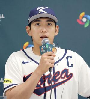 記者会見する韓国代表の李政厚=東京ドーム(読売新聞社提供)