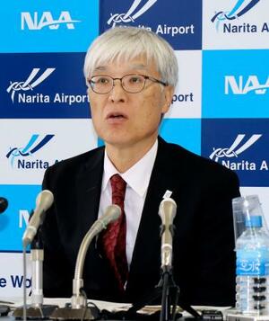 記者会見するNAAの藤井直樹社長=26日午前、成田空港