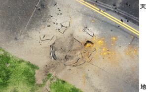 陥没した宮崎空港の誘導路＝２日午後０時５１分（共同通信社ヘリから）