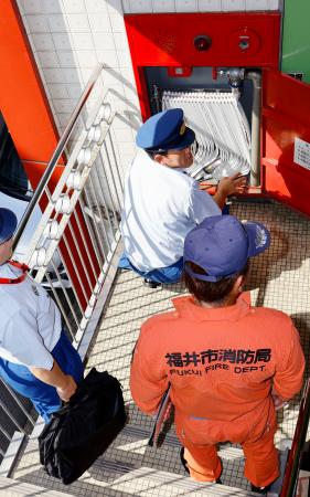 　福井市内のビルで消火栓を点検する中消防署員＝２２日午後