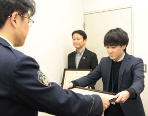 感謝状を受ける第四北越銀行糸魚川支店の久我健太郎さん（右）ら＝糸魚川市大町２