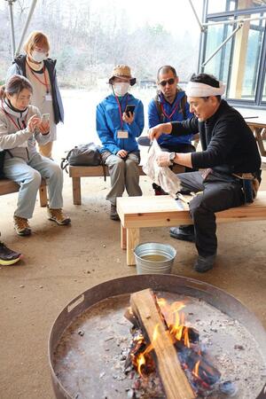 現役のハンターが講師を務めたアウトドア塾＝柏崎市の夢の森公園