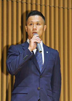 新潟での意気込みを語るMF小野裕二=新潟市中央区