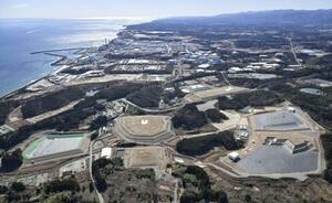 福島県双葉町の中間貯蔵施設。奥は東京電力福島第1原発=2月