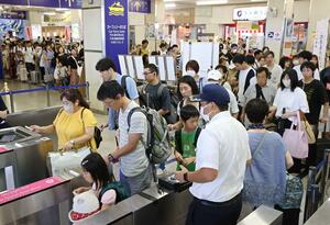 お盆休みの帰省客らで混み合う佐渡汽船新潟港ターミナル=8月10日、新潟市中央区