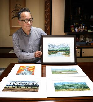 原点という作品「甦る故郷」などの説明をする尾身伝吉さん=十日町市