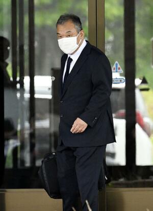 釧路地裁に入る桂田精一被告＝１７日午前９時２８分