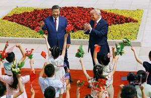 　北京の人民大会堂で子どもたちの歓迎を受けるトランプ米大統領。左は中国の習近平国家主席＝１４日（共同）