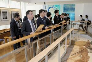 県立環境と人間のふれあい館を訪問したトライグループの研修参加者=20日、新潟市北区