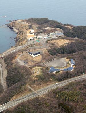 「風の丘米山」周辺。手前が北陸道で、奥の国道8号沿いに並ぶ施設の一部が日本海フィッシャーマンズケープ(本社ヘリから)