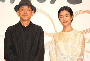 2028年度前期連続テレビ小説『ほんのモキチ』の会見に出席した(左から)宮藤官九郎氏、河合優実 (C)ORICON NewS inc.