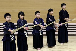 全国スポーツ少年団剣道交流大会に出場する高田剣道スポーツ少年団のメンバー=上越市本城町