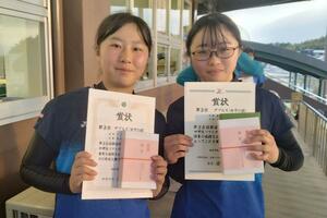 女子ダブルスで3位になった石田にこ選手(左)と佐藤愛桜選手(ともに新潟UCHINO)=3月28日、三重県伊勢市の市営庭球場