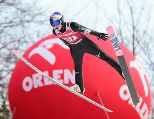 W杯ジャンプ男子個人第7戦で2位に入った小林陵侑の1回目の飛躍=ビスワ(共同)