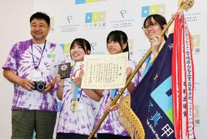 写真甲子園で優勝した新潟県・中越高のメンバー=1日夜、北海道東川町