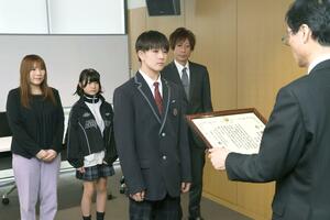 感謝状の贈呈を受ける(左から)畠山宏美さん、加蘭さん、月詠さん、義光さん=26日、燕市役所
