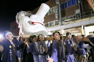 白天狗みこしをかつぐ女性たち=2019年8月