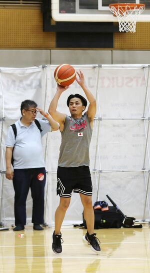 シュート練習をする富樫勇樹（千葉Ｊ・新発田市出身）＝２０２４年、東京