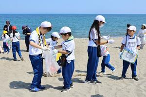 砂浜でごみ拾いをする真砂小の児童ら＝１７日、新潟市西区の青山海岸