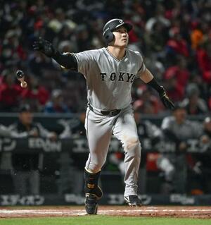 　９回巨人無死二塁、泉口が右越えに逆転２ランを放つ＝マツダ