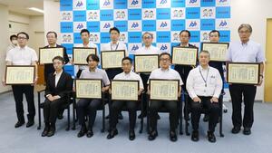 県警本部で行われた優秀安全運転事業所のプラチナ賞表彰式=新潟市中央区新光町