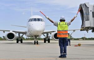 全日本空輸と日本航空が実施した「グランドハンドリング」=2024年5月、仙台空港