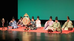 神楽舞や祭りばやし、雅楽など地域の伝統芸能が上演された「蒼柴祭り」=10月27日、長岡市千秋3