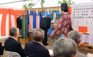 関係者が工事の安全を願った祈願祭=新潟市中央区長潟