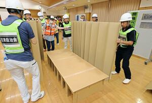 段ボール製の簡易ベッドの組み立て方法などを確認した防災訓練=6月16日、新潟市秋葉区