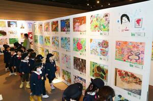 県ジュニア美術展覧会の作品を鑑賞する園児たち=11月28日、新潟市中央区