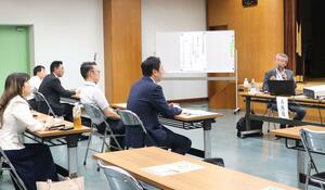 社員と考えた会社の行動指針の一つは「向かい風を追い風にする」と紹介したサントピアワールドの髙橋修園長=加茂市本町