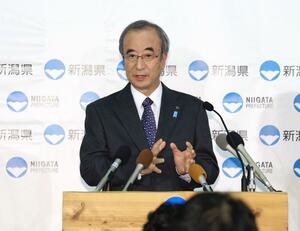 臨時記者会見に臨む花角英世知事＝２１日、県庁