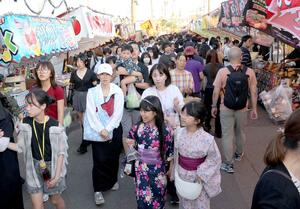 多くの人でにぎわった蒲原まつり＝３０日、新潟市中央区