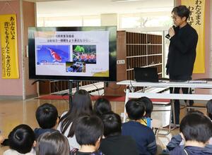 桃山小の児童が錦鯉の魅力に触れた出前授業=新潟市東区桃山町2