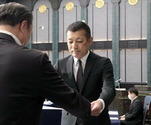 上越地区安全運転管理者協会の総会で行われた表彰=上越市西城町3