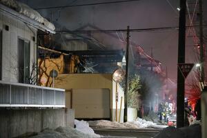 住宅を焼いた火災現場＝２月９日、新潟市東区月見町