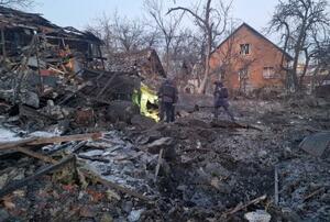 　１９日、ロシアによる空爆現場で行われた捜索活動＝ウクライナ東部ハルキウ（ロイター＝共同）