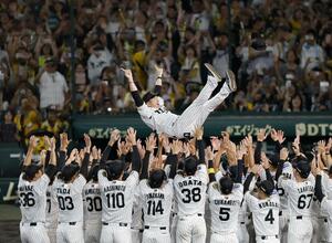 リーグ優勝を決め、胴上げされる阪神・藤川監督=7日、甲子園