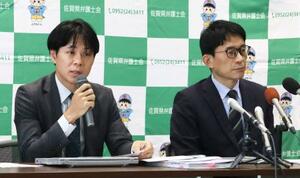 　佐賀県警の鑑定不正問題で、記者会見する県弁護士会の永尾竹則会長（右）と出口聡一郎弁護士＝５日午後、佐賀市