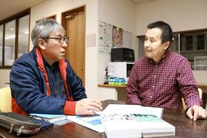 年末のトークセッションに向け、打ち合わせをする西村俊滋さん(右)と本間大樹さん=新潟市西区善久