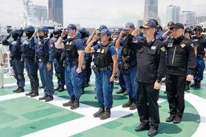 　日米韓合同訓練後に整列する各国の隊員＝１９日午前、横浜市