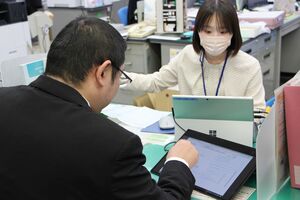 タブレット端末を使い町職員とやりとりしながら手続きを進める「書かない窓口」=阿賀町役場