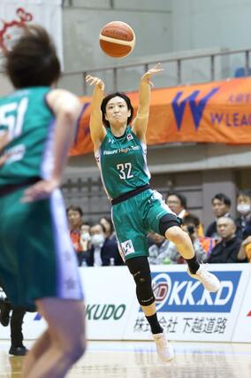 新潟－日立ハイテク　第２クオーター、前線にパスを出す日立ハイテクの河村美侑（前新潟アルビレックスＢＢラビッツ）＝鳥屋野総合体育館