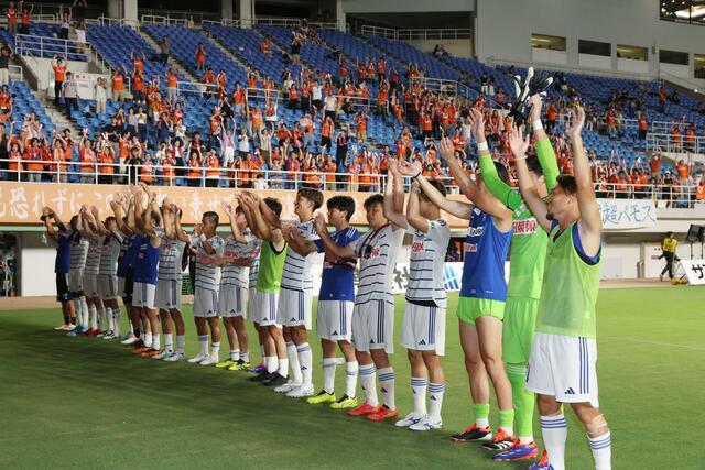 今季初の連勝をサポーターと分かち合う新潟の選手たち＝ベスト電器スタジアム