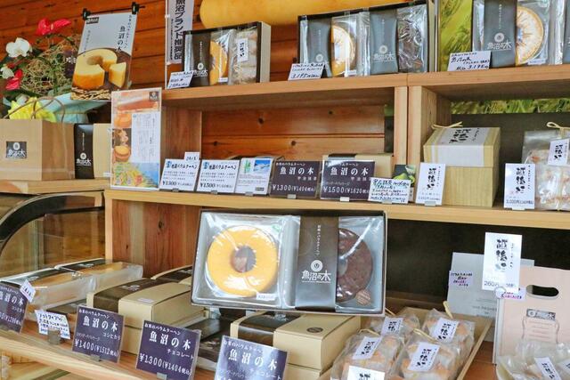 魚沼市産米粉１００％のバウムクーヘンが並ぶ「バウムクーヘン魚沼の木　小出店」＝魚沼市小出島