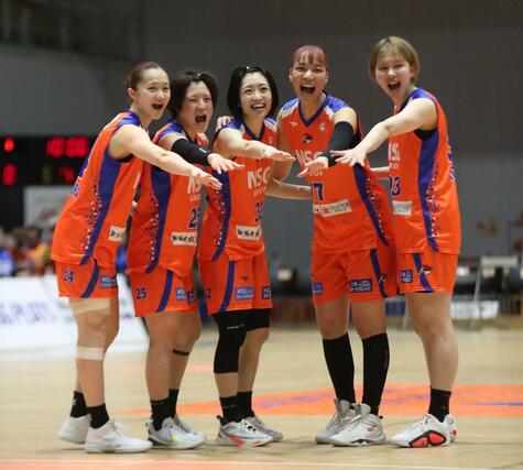 新潟-東京羽田 試合前、気合を入れる先発メンバー