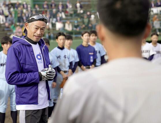 高校生たちを指導するイチローさん=8日、長岡市