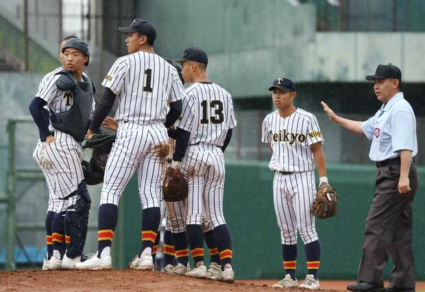 福井工大福井－帝京長岡　６回裏福井工大福井２死満塁のピンチを招きマウンドに集まる選手たち＝６月３日、富山市民球場