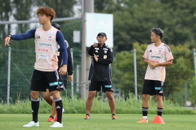 第２６節・新潟－川崎　前日練習　練習を見守る入江徹監督＝１５日、聖籠町