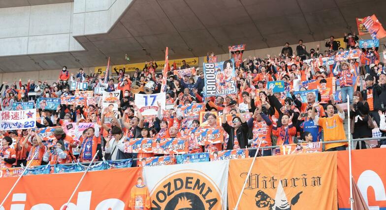 新潟Ｌに声援を送るサポーター＝ビッグスワン